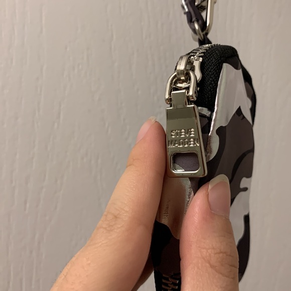 Steve Madden Black / Grey / Silver Headphones / Airpod’s Pouch / Case - Picture 5 of 9